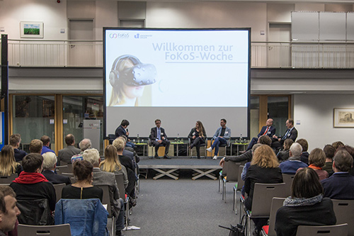 Anlsslich der Erffnung des Zentrums diskutierten (von links) Moderatorin Ursula Weidenfeld, Clemens Grnwald, Prof. Dr. Hanna Schramm-Klein, Dr. Michael Haas, Wolfgang Schuldzinski und Prof. Dr. Peter Kenning. Fotos: Universitt Siegen