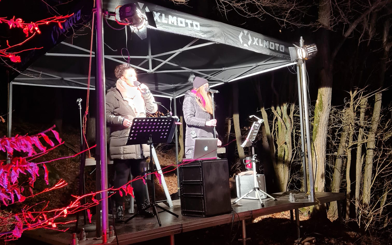 Das Duo Zweifach sang Weihnachtslieder am Kreuz auf der Ley. (Foto: Pieck/Duo Zweifach)