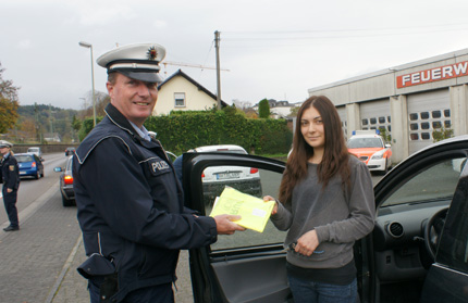 Esra Horata fand die Aktion wichtig und richtig, sie will im nchsten Jahr einen Auffrischungskurs belegen. Polizeikommissar Frank Beib berreichte ihr symbolisch fr das Foto die Warnweste. Fotos: Helga Wienand-Schmidt