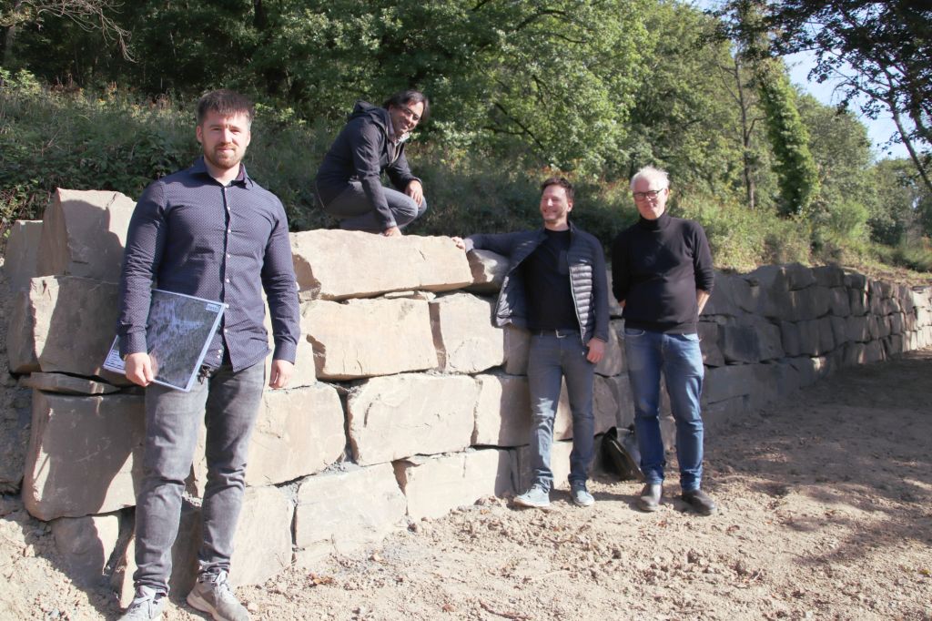 Zyklopenmauer am Korfer Berg mit  v. l.: Fabian Droppelmann (chance7 Rhein-Sieg-Kreis), Fabiano Pinto (Geschftsbereichsleiter Stdtebau der Stadt Bad Honnef), Dr. Christoph Rothenwhrer (Projektleiter chance7 Rhein-Sieg-Kreis) und Jrg Sudmann (Technisches Gebudemanagement der Stadt Bad Honnef). Foto: privat