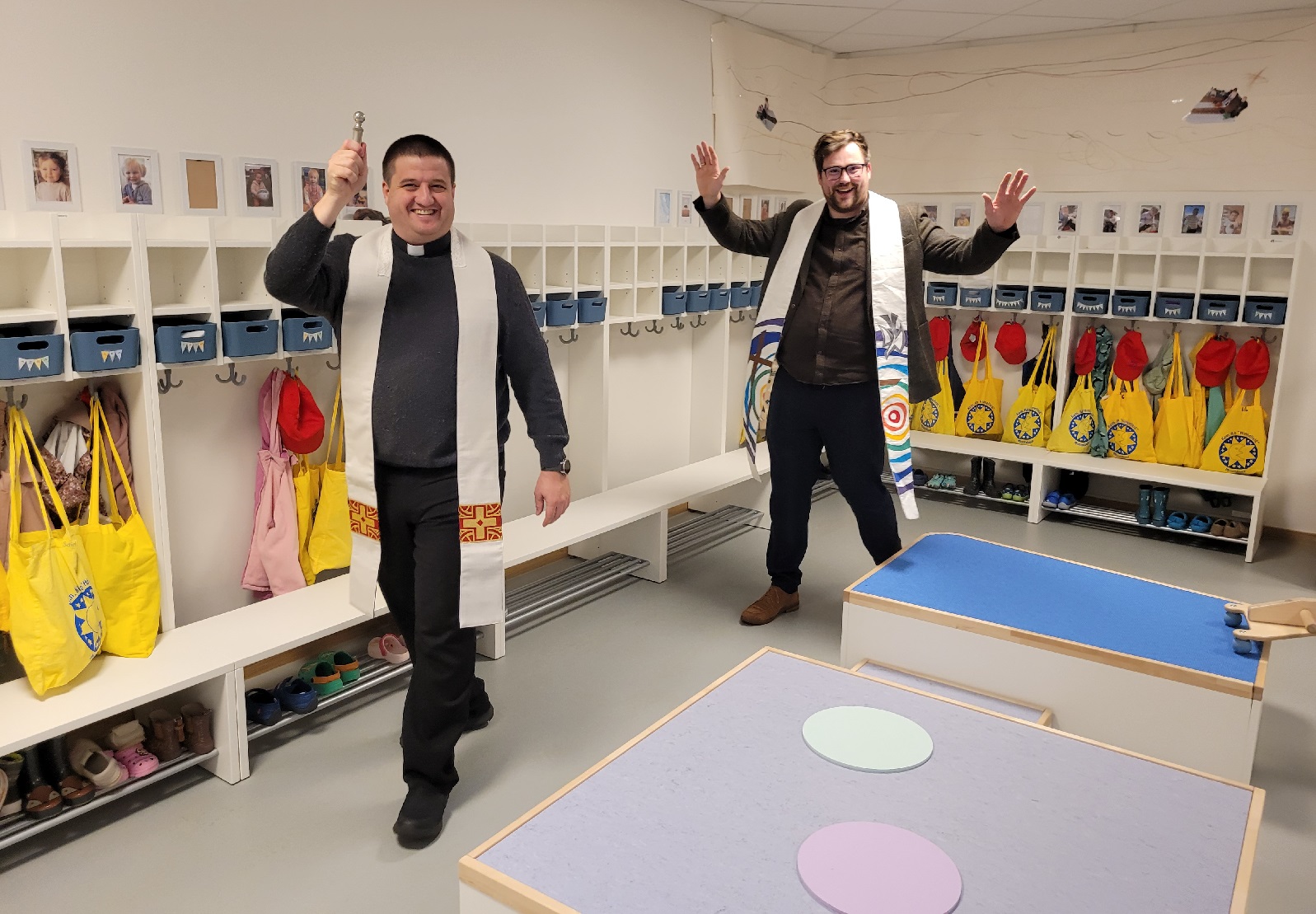 Pfarrer Marcel Kehr und Pfarrer Steffen Henrich (vorne) segnen die st�dtische Kindertagesst�tte gemeinsam. (Foto: Viola Marschall)
