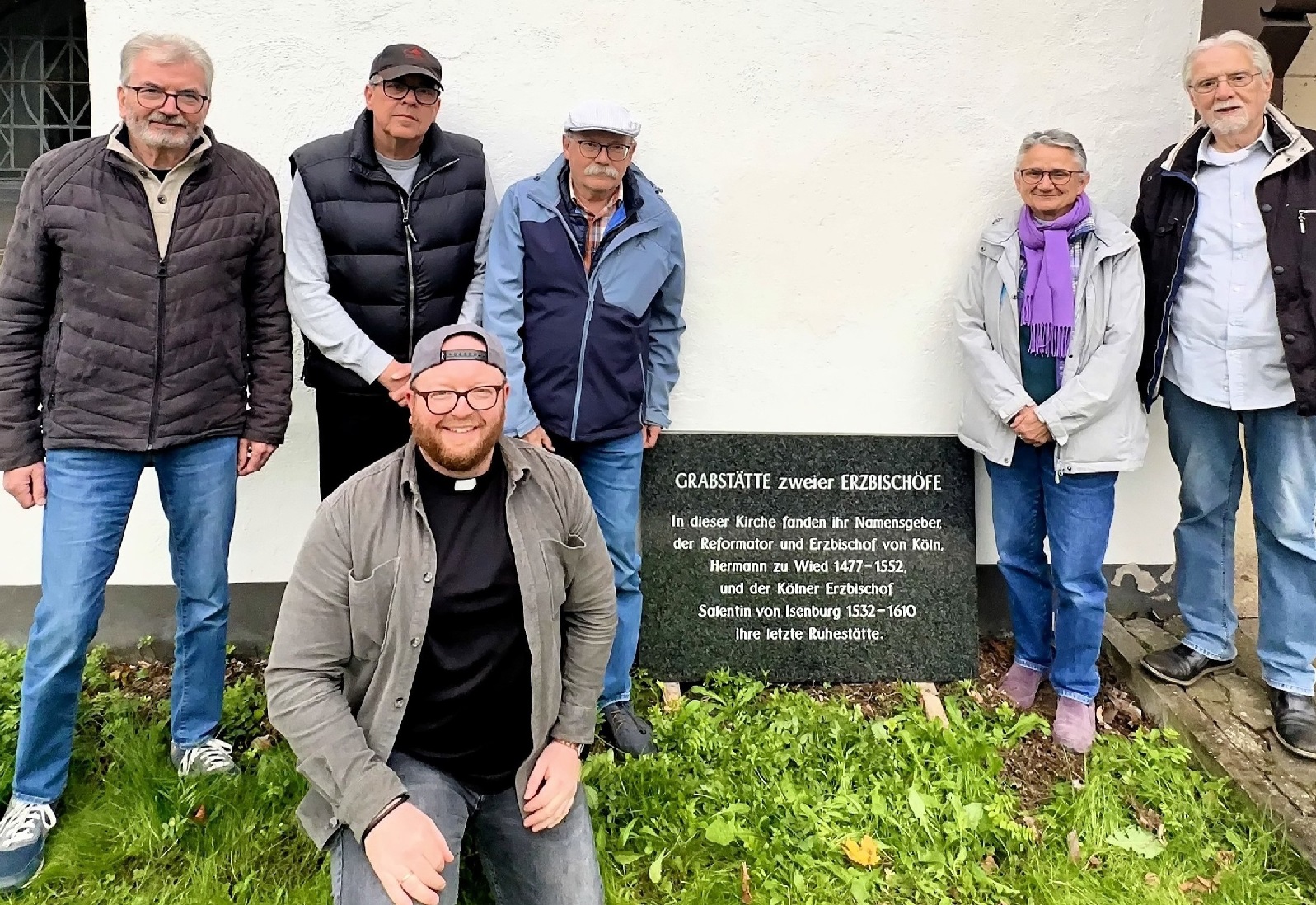 Der Vorstand des Kirchbauvereins Niederbieber mit der Gedenktafel. (Foto: Timo Runkel)  