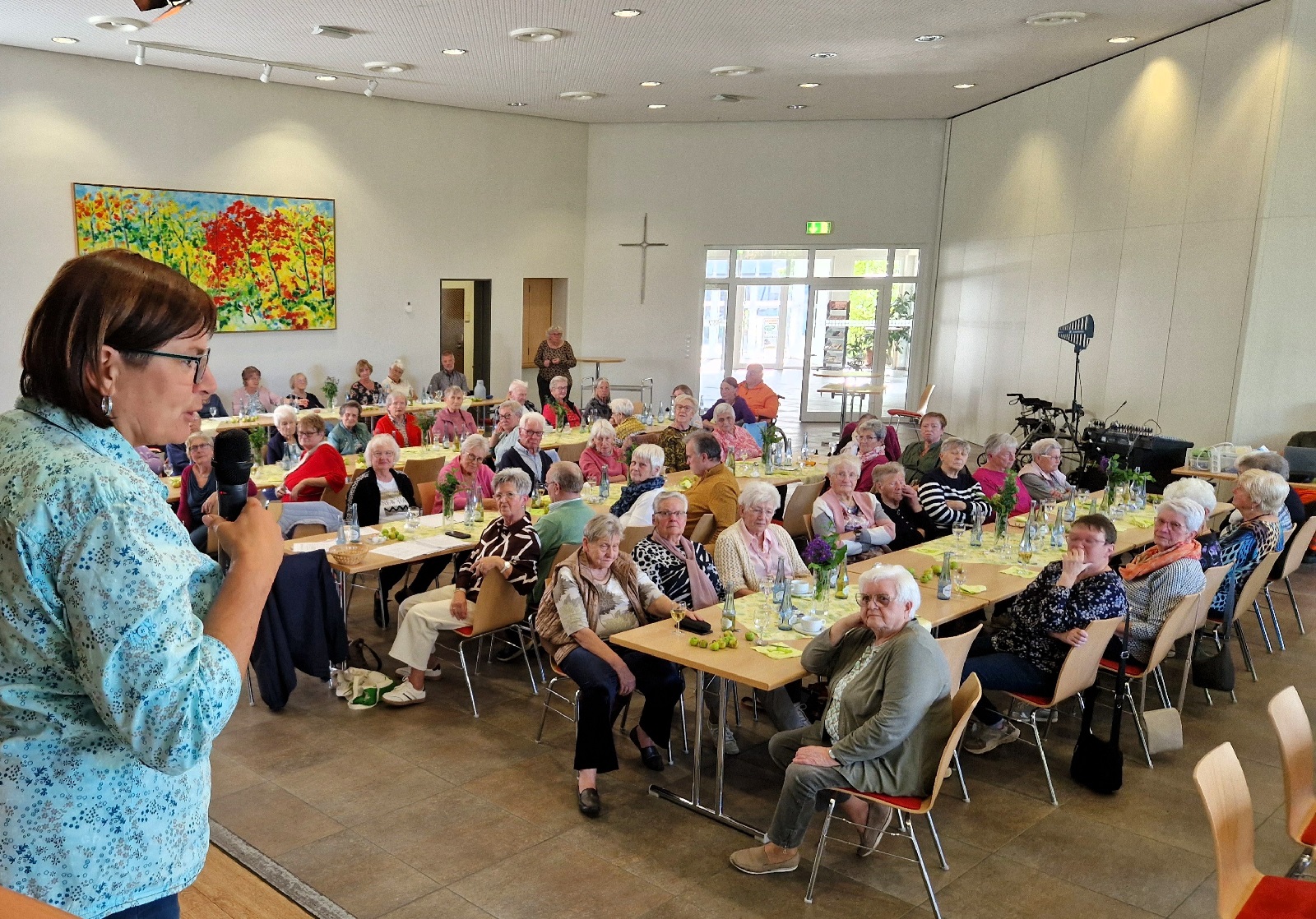 Kordula Honnef referiert vor den Senioren. (Foto: Rolf Schmidt-Markoski)