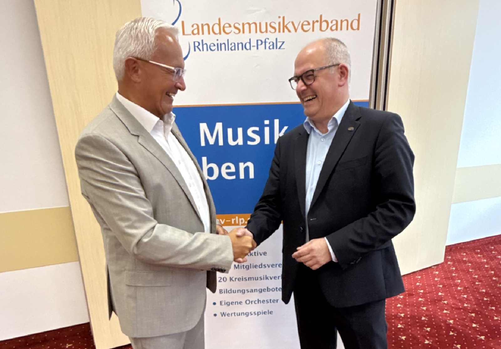 Der scheidende Pr�sident, Landrat Achim Hallerbach (links) �berreicht den Pr�sidentenstab an Dr. Norbert Herhammer (MdEP). (Quelle: LMV RLP e.V)
