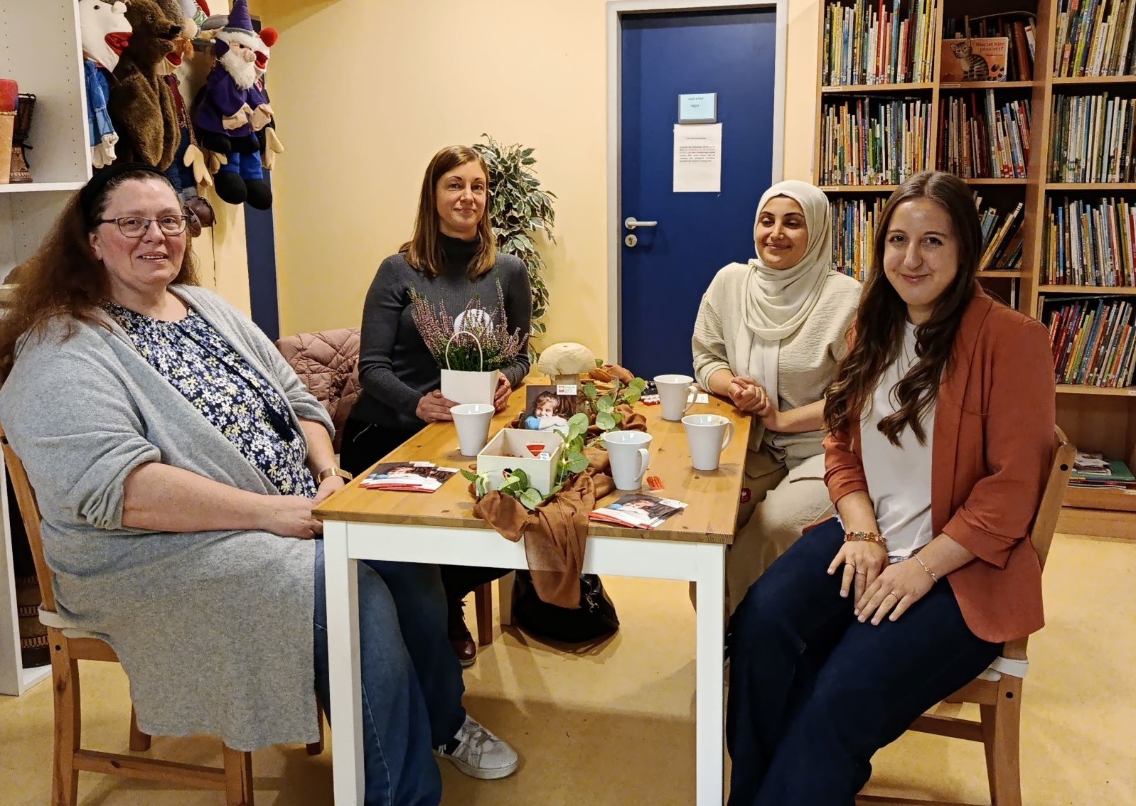 V.l.: Sozialarbeiterin Beatrix Steinbach, Corinna Bitzer (Caritas), Mutter eines Kita-Kindes, Netzwerkerin Lena Harzer. (Foto: Gianetti)
