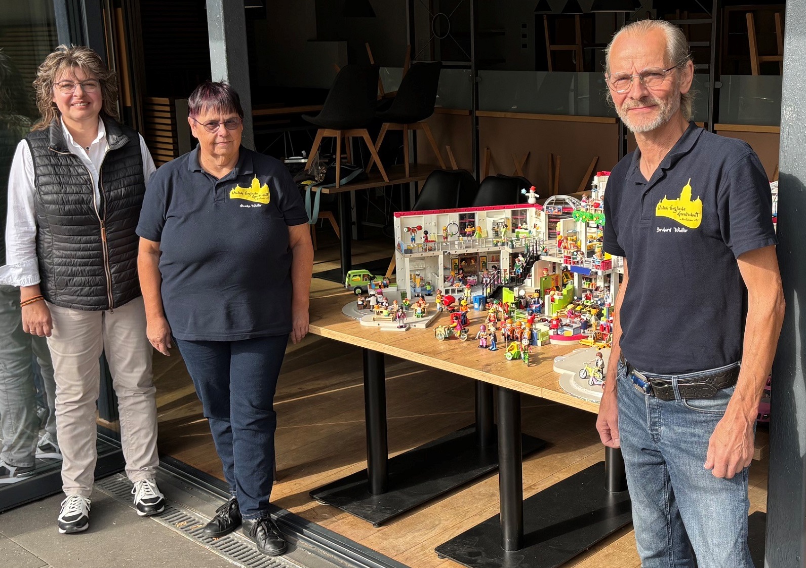 Mit ihren Playmobil-Welten bringen Monika und Bernd Winter Leben in die geschlossene Stadthalle. (Quelle: Stadt Montabaur/Melanie Leicher)