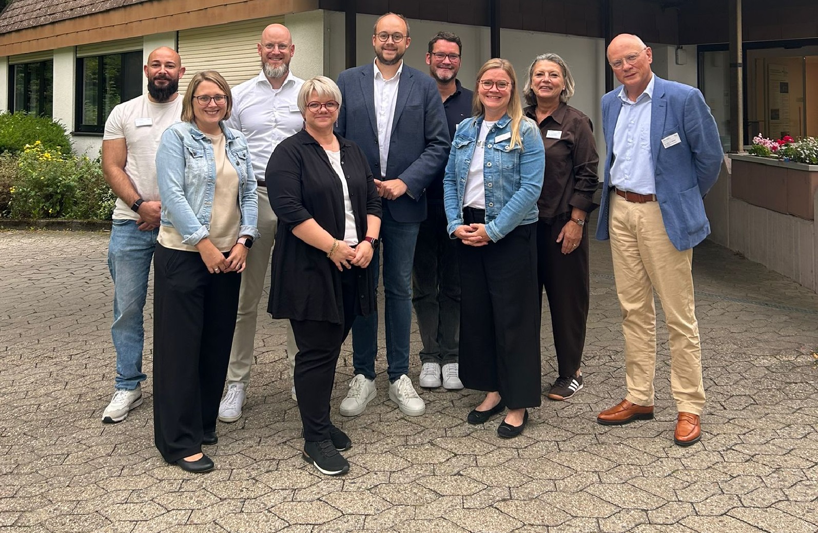 Gruppenbild vor der Klinik. (Foto: Ute Rivet)