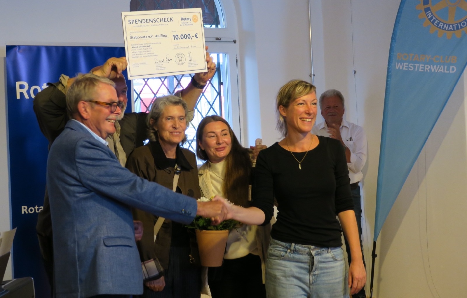 Symbolische �bergabe. (Foto: Torsten L�hr)