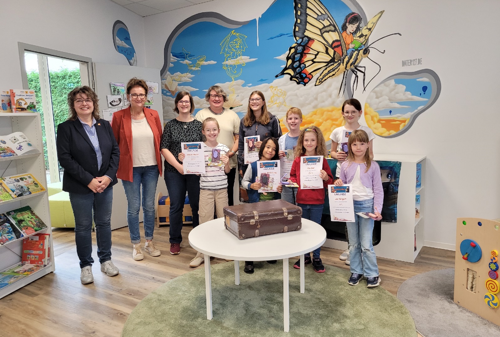 Die Gewinner: (vorne, v.l.) Amelie (9), Lotta (12+), Lucas-Erich (7), Alexander (10), Ella (8), Mia Sophie (11) und Lea (6), (hinten, v. l.) Stadtb�rgermeisterin Melanie Leicher, Ursula Kingen, Bibliotheksleiterin Carina Senko und Susanne Walter-Hahn. (Foto: Viola Marschall)