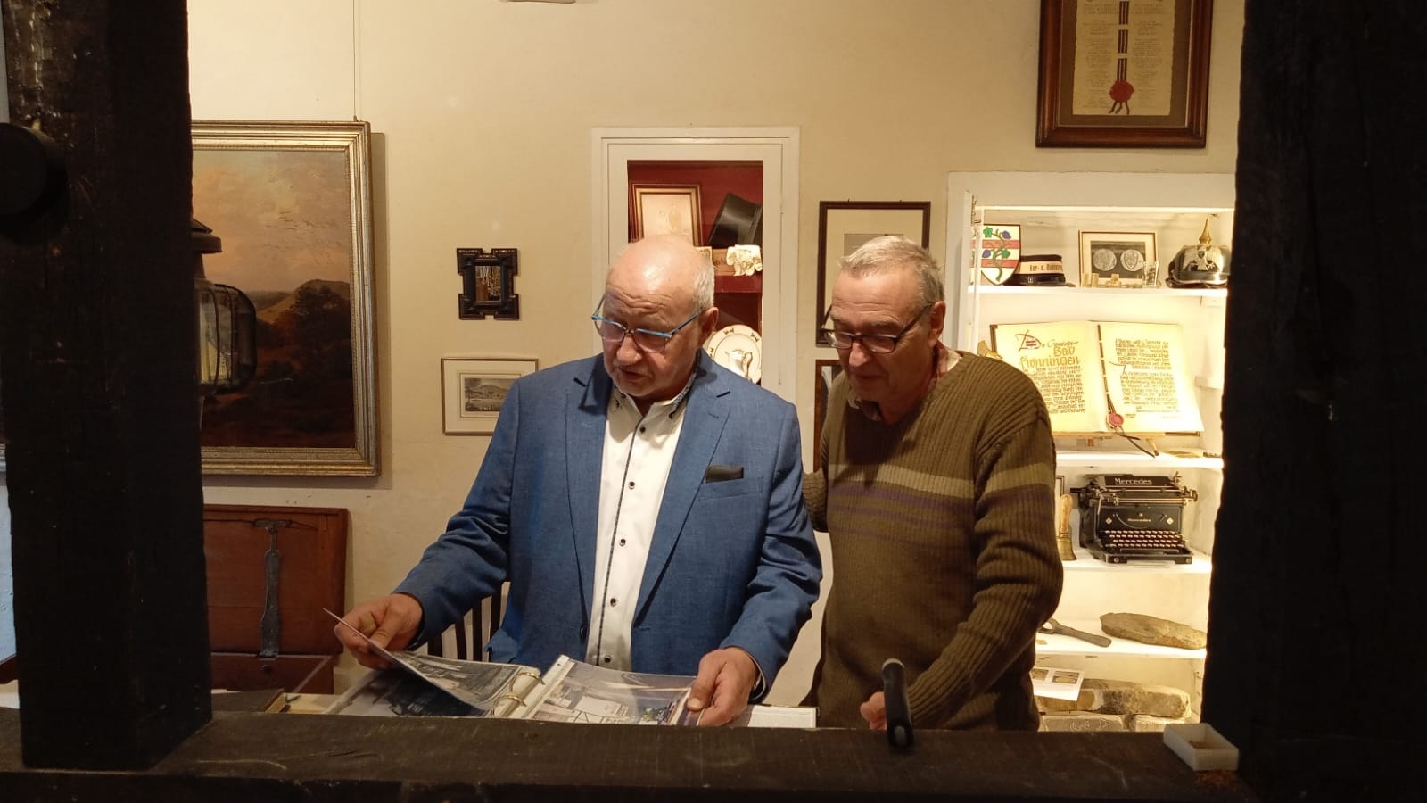 Guido Job und Gerhard K�hnlenz tauchen gemeinsam in die Heimatgeschichte ein. (Foto: Tobias Hartzmann)