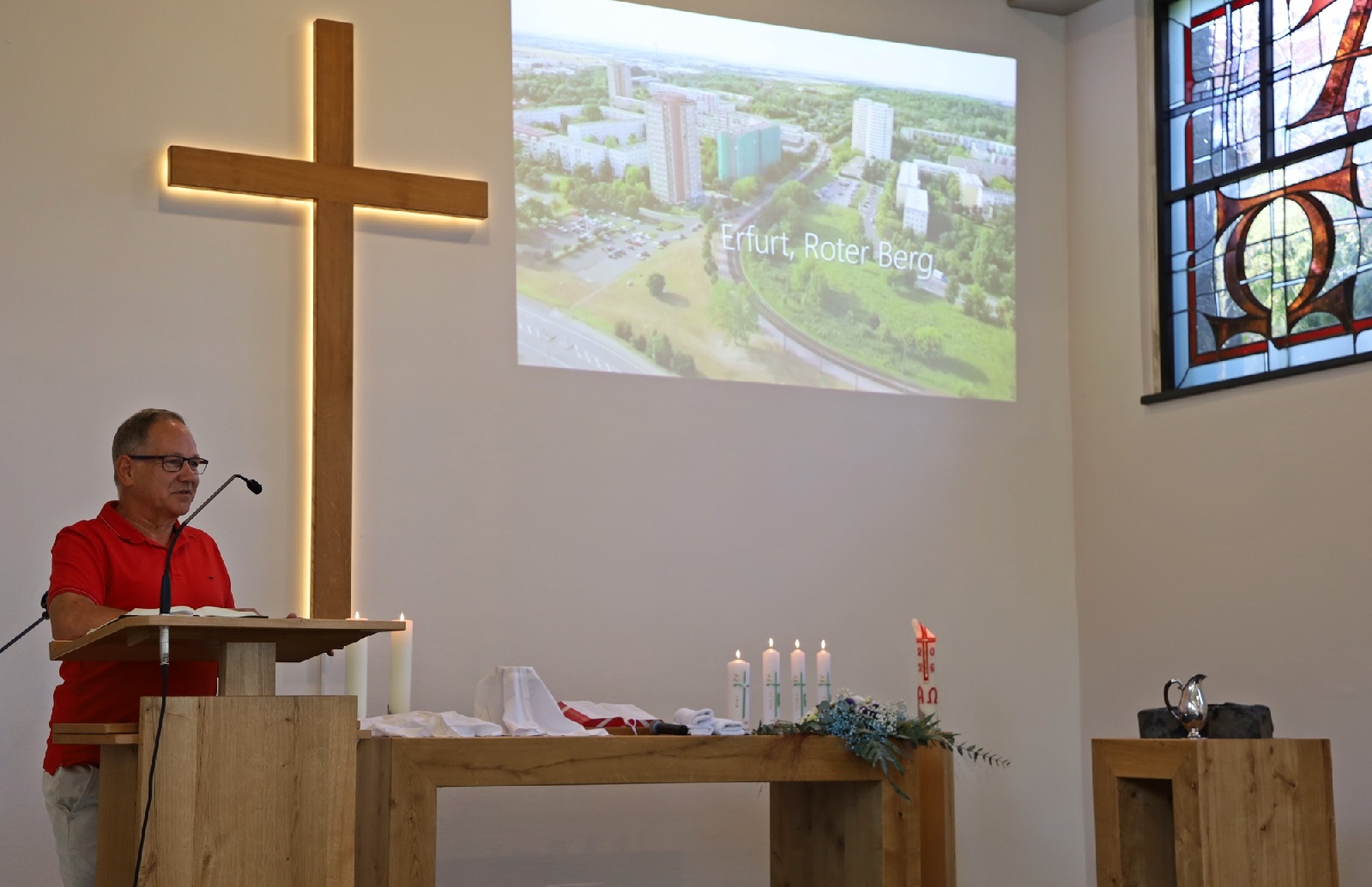 Michael Fl�gge berichtet von der Arbeit des "Jesus-Projekts". (Foto: Sabine Hammann-Gonschorek)
