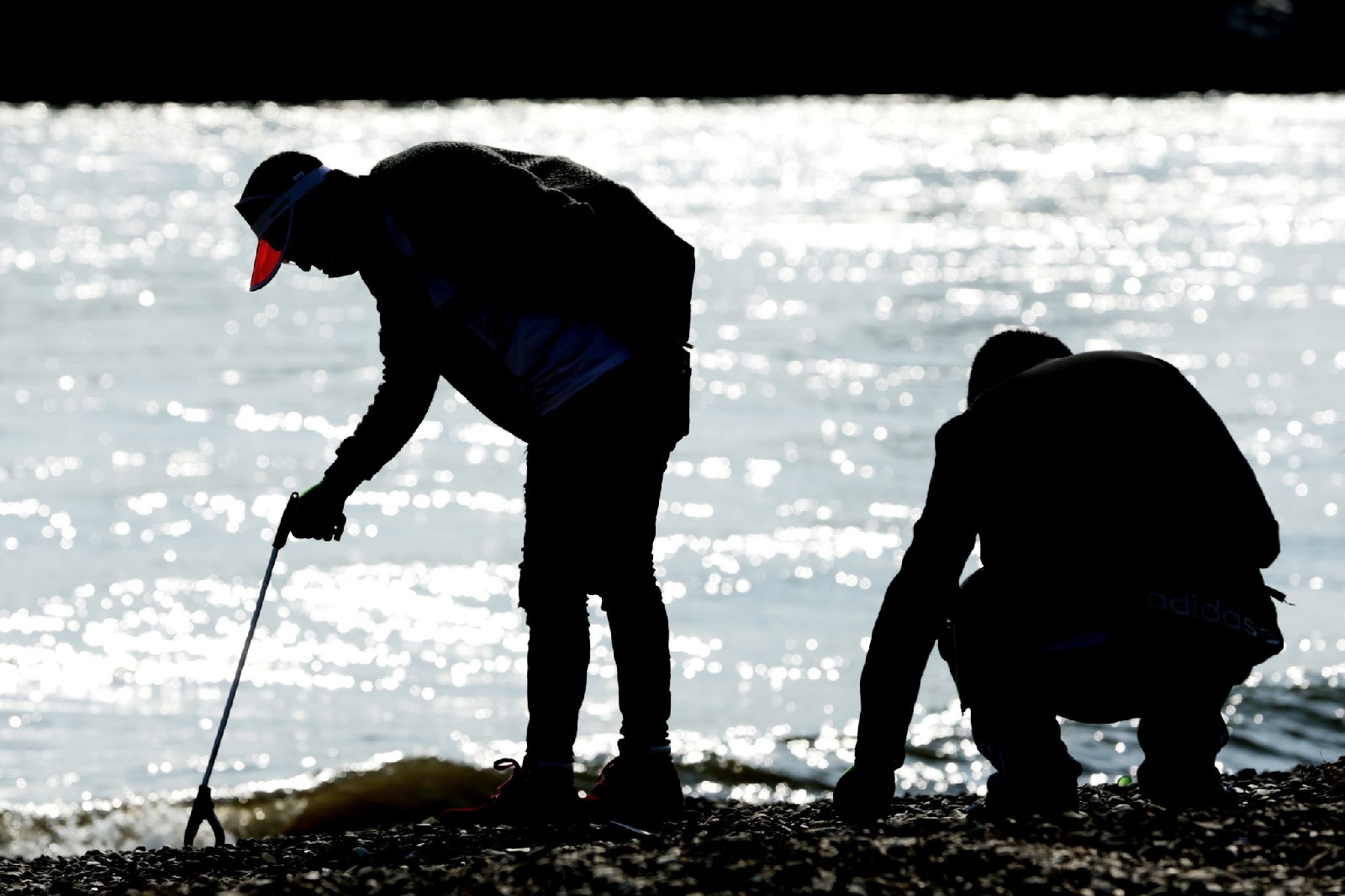 Freiwillige s�ubern Uferstreifen bei Aktion �RhineCleanUp�. (Foto: David Young/dpa)