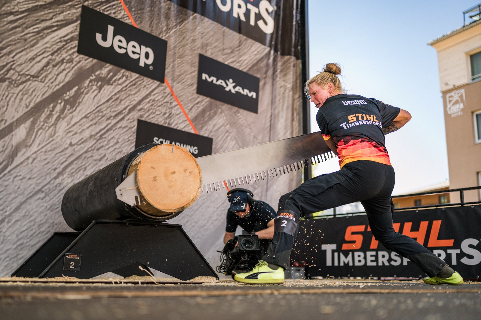 Alrun Uebing im harten Wettkampf. (Quelle: STIHL TIMBERSPORTS�)