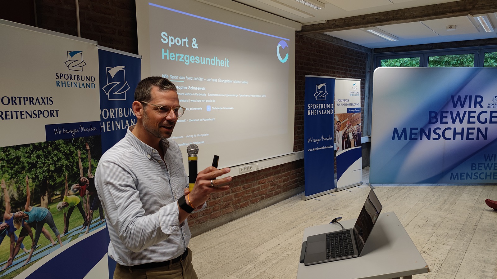 Dr. med. Christopher Schneeweis referierte �ber die Auswirkungen von Sport. (Foto: Stefan Blaufelder-Bredenbeck)