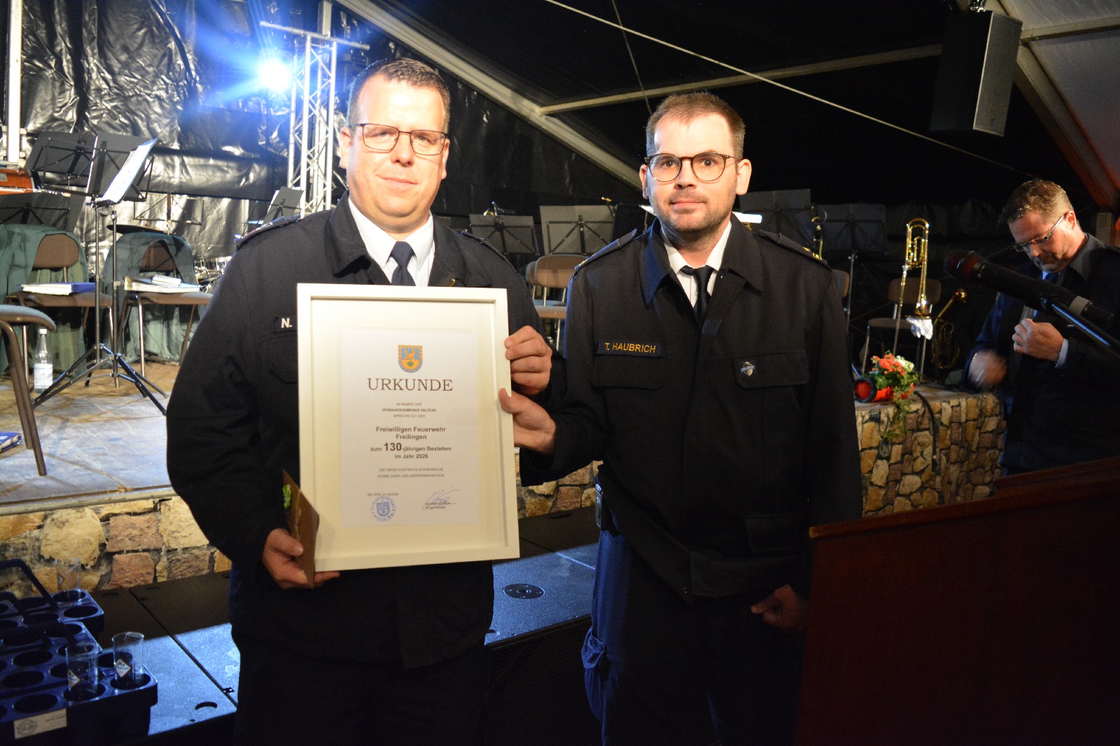 BKI Tobias Haubrich �berreicht die Ehrenurkunde der VG Selters an Wehrf�hrer Nils Ahlborn. (Alle Fotos: Wolfgang Rabsch)