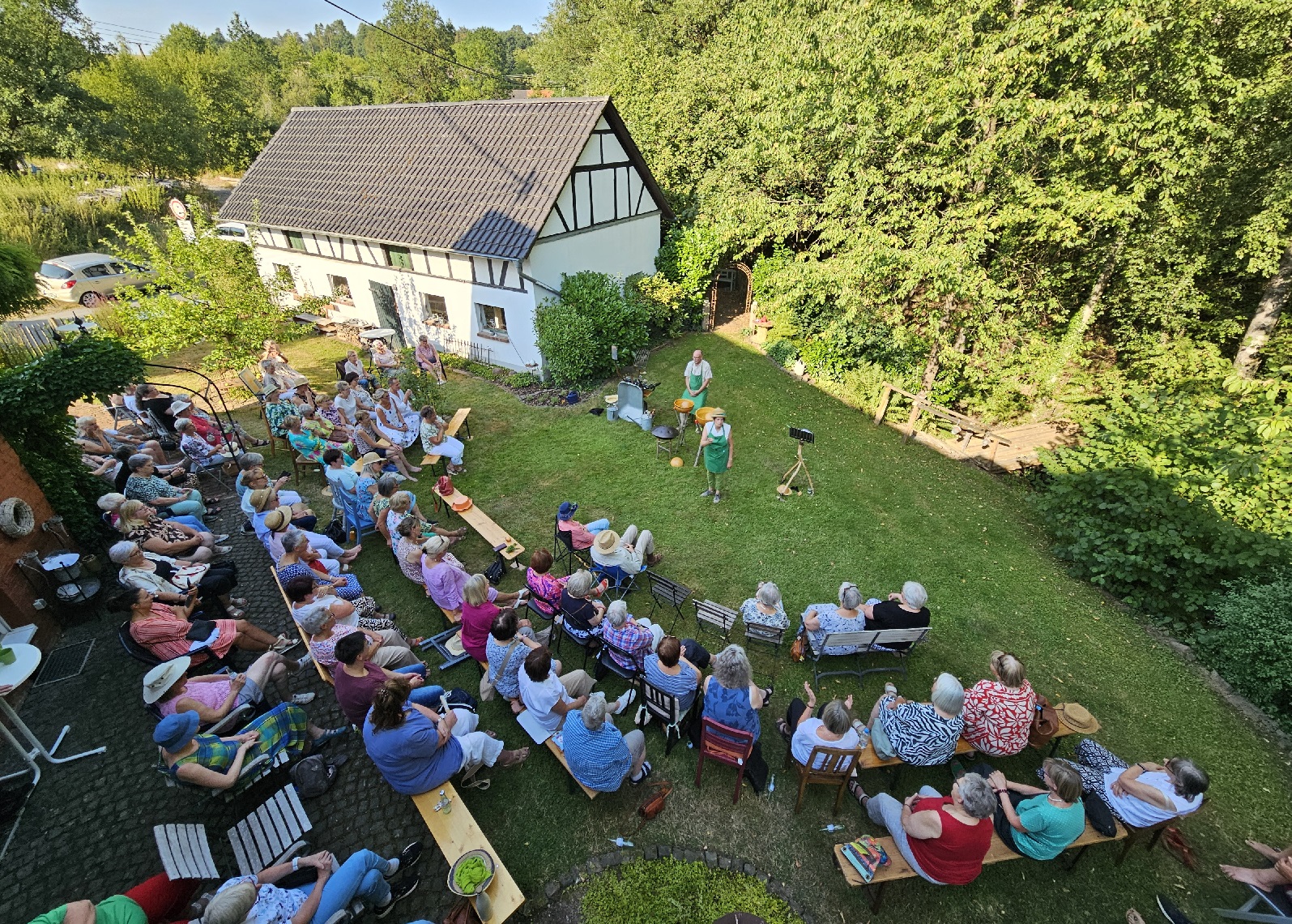 Vorf�hrung im Garten. (Quelle: Monika K�nkler)
