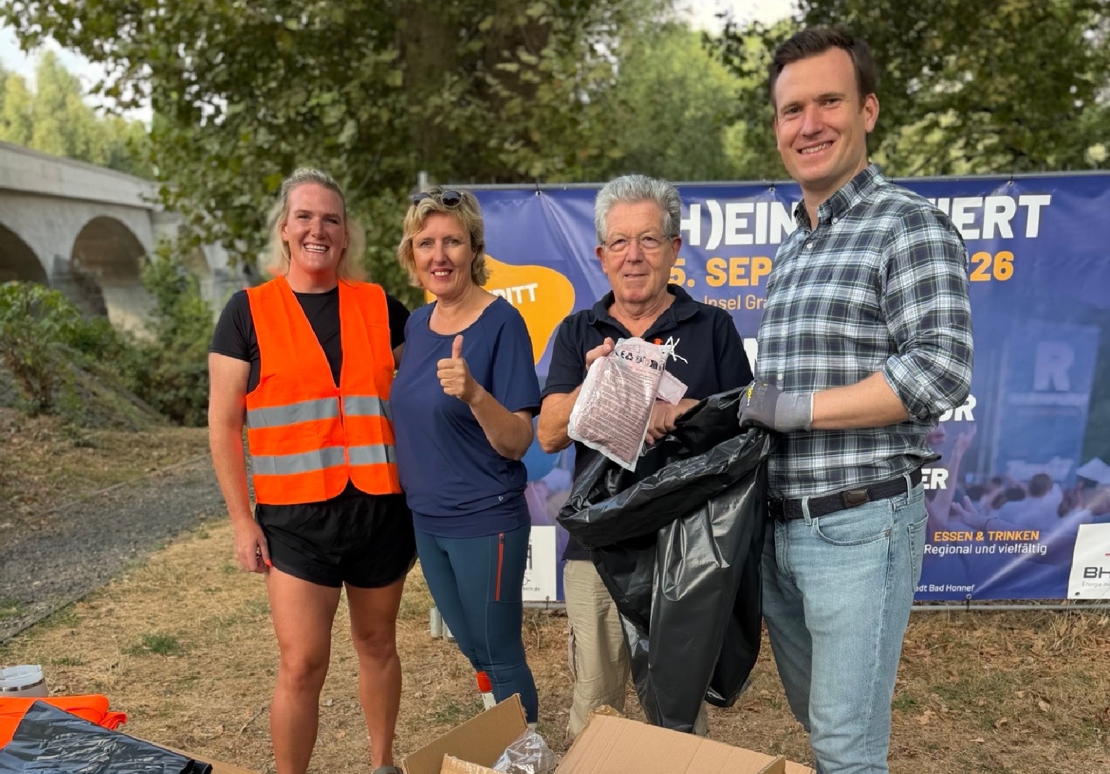 V.l.: Laura Solzbacher, Katja Kramer-Di�mann, G�nther W. Raths und B�rgermeister Philipp Herzog. (Quelle: Stadt Bad Honnef)