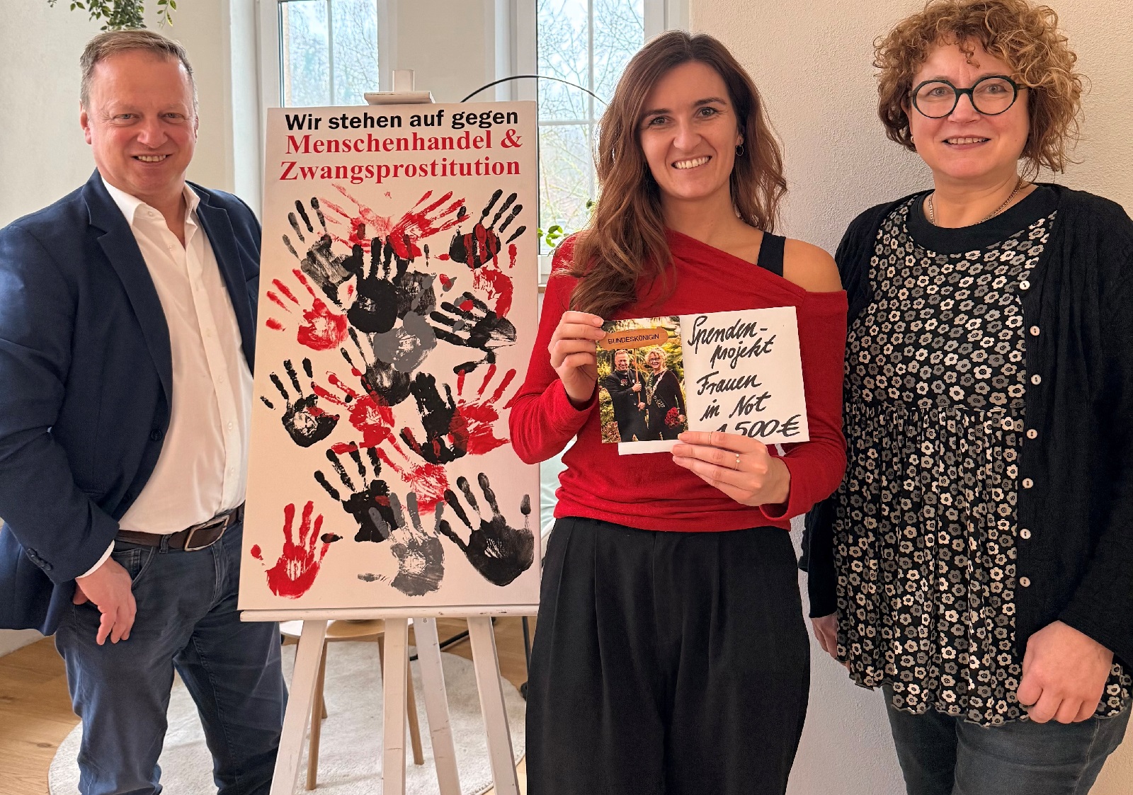Betty Kneisler (Mitte) freut sich �ber die Spende der Aktion "Frauen in Not" von Andrea Reiprich und Thomas Herschbach. (Foto: Vincent Hucker)