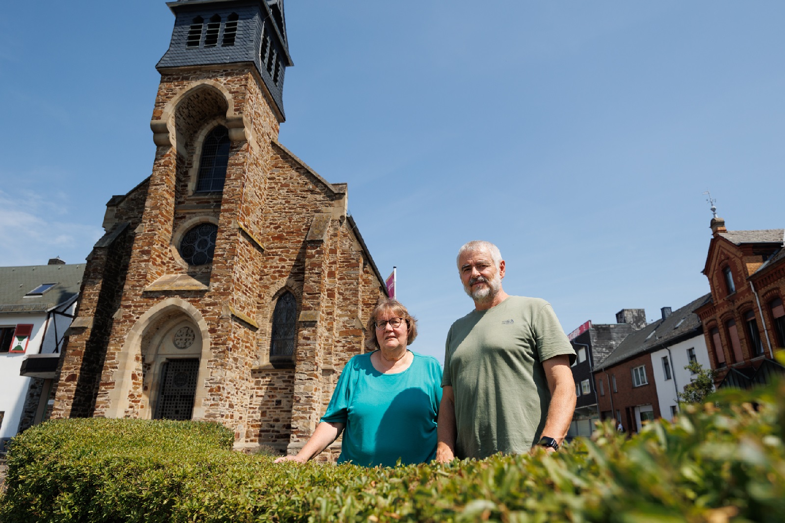 Pia Morbach und Heinrich Francke vor der Erl�serkirche. (Foto: Peter Bongard)