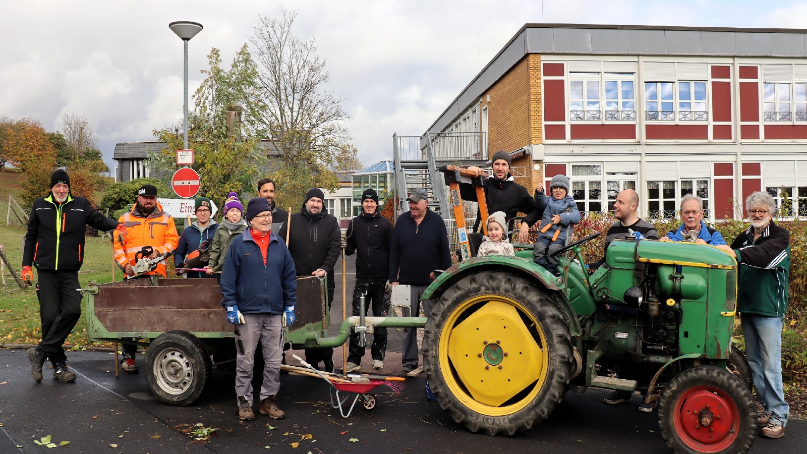 Arbeitseinsatz der "Aktion W�hlmaus" rund um das Horbacher Altenheim. (Foto: Uli Schmidt)