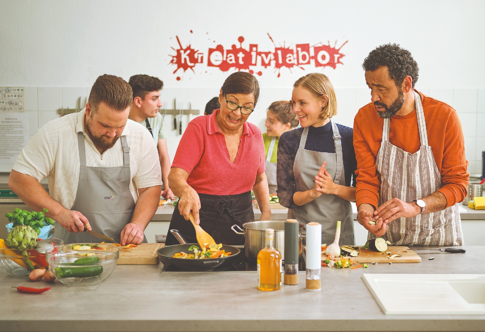 Gemeinsam frisch kochen. (Quelle: Dachverband der Volkshochschulen)