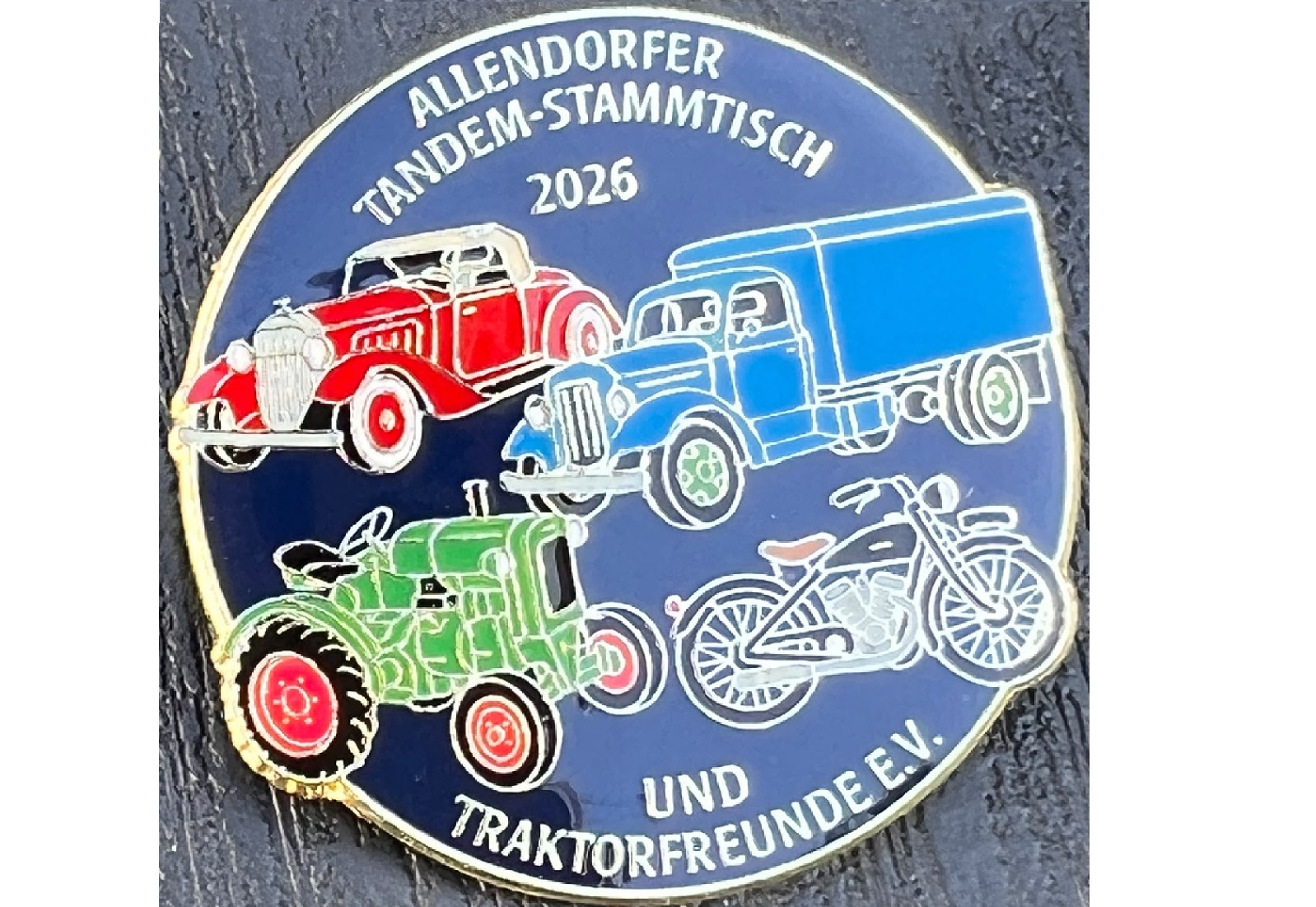 Alle Teilnehmer erhalten diesen hochwertigen Pin zur Erinnerung. (Foto: Matina Aust)