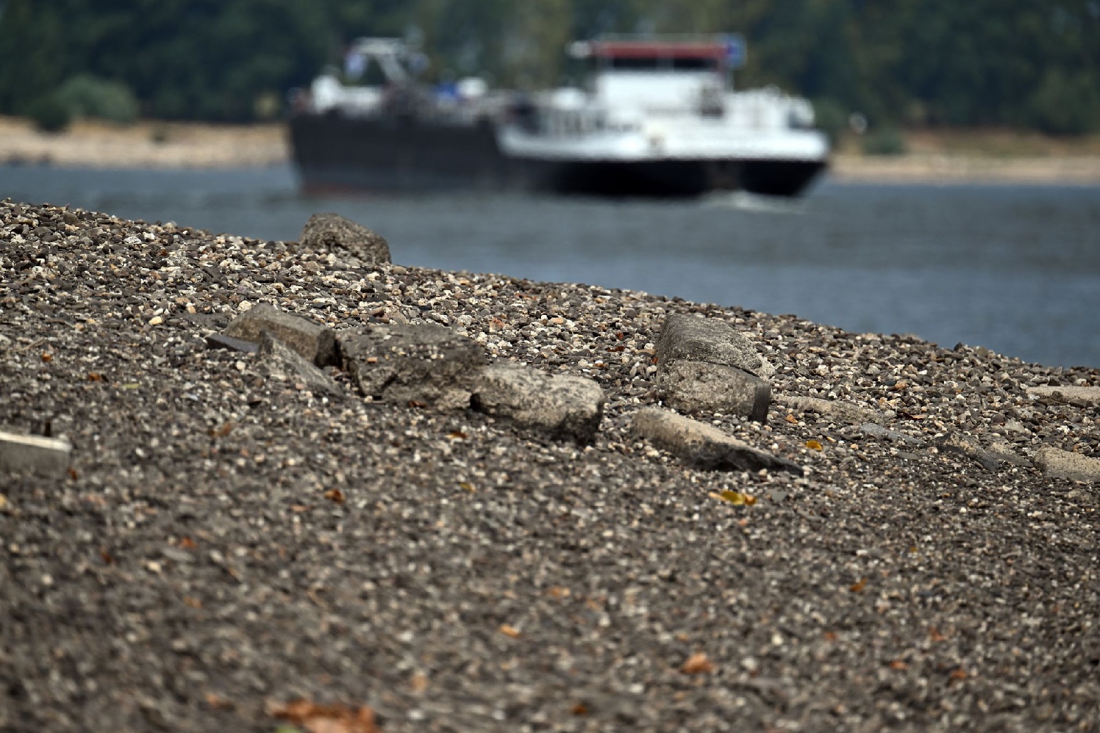 Niedrigwasser am Rhein: Lkw-Fahrverbot an Sonn- und Feiertagen aufgehoben