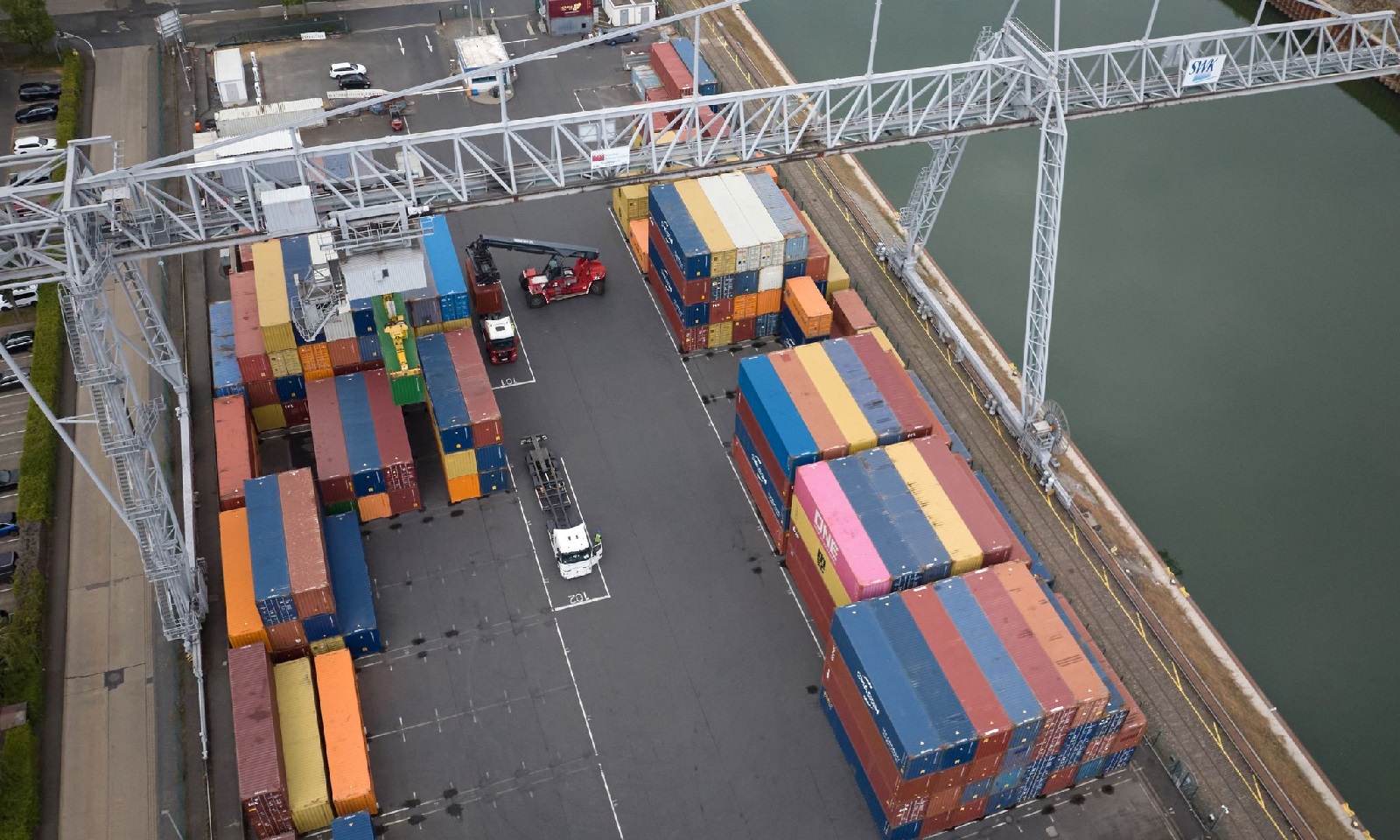Containerverladung im Hafen Koblenz. (Foto: Thomas Frey/dpa)