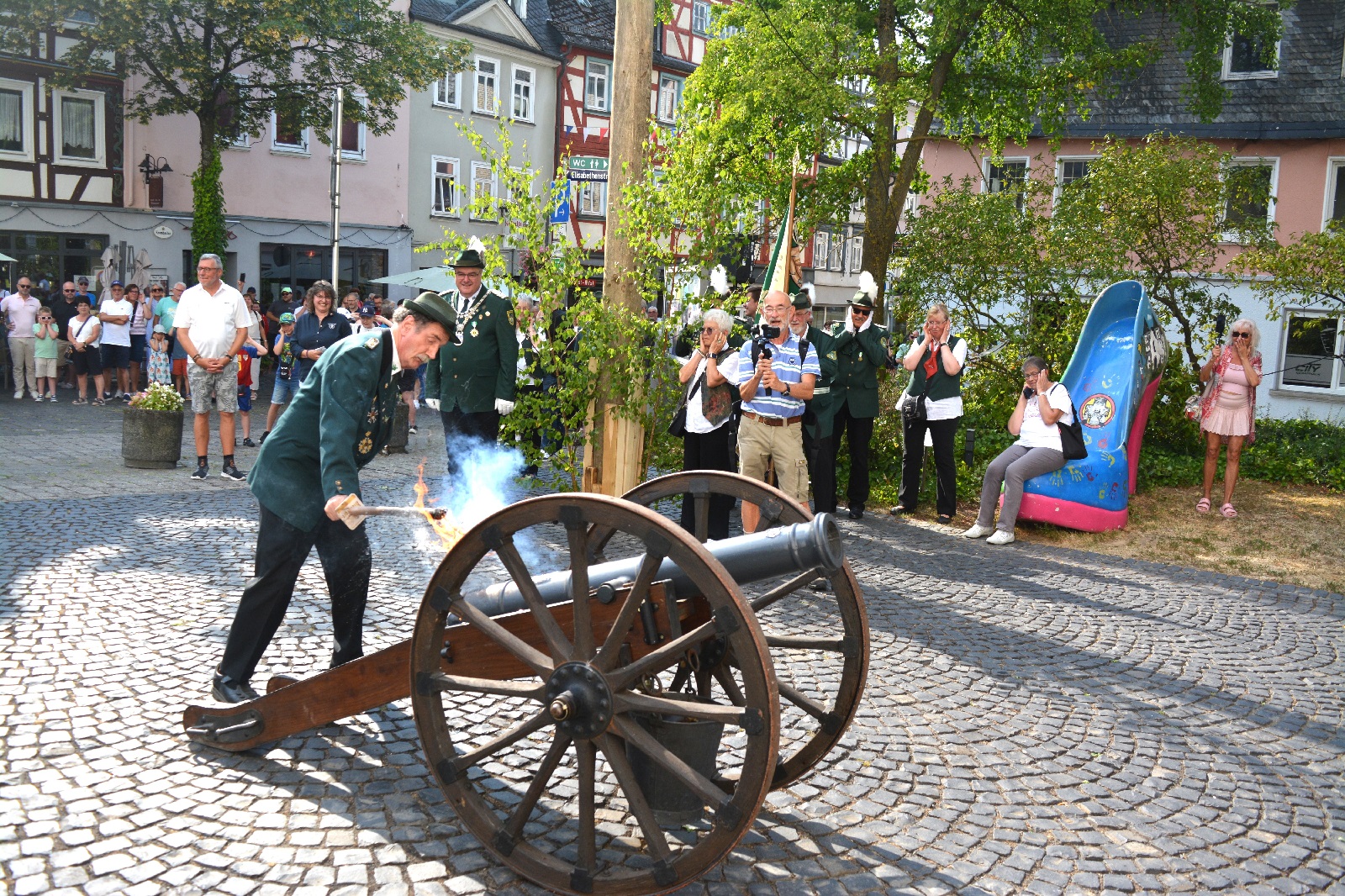 B�llerschuss zur Kirmeser�ffnung. (Alle Fotos: Wolfgang Rabsch und "Montabaur live")