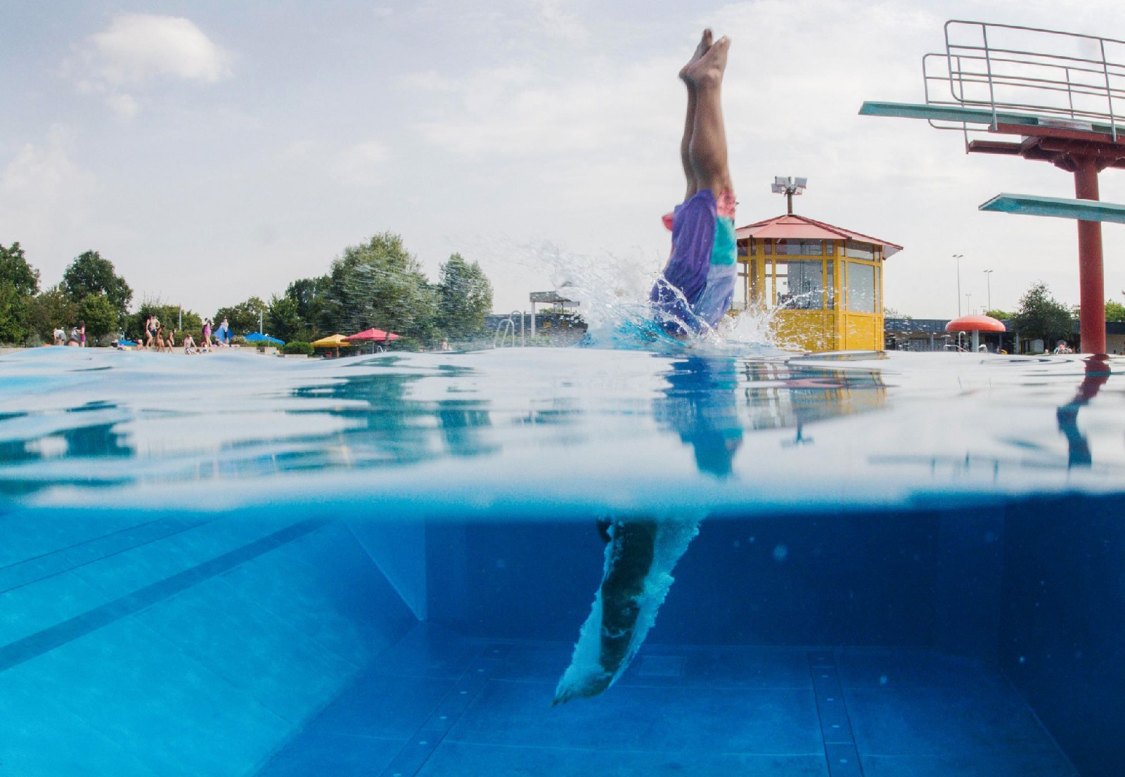 Schwimmer springt vom Sprungturm ins Wasser. (Foto: Jana Bauch/dpa/dpa-tmn)