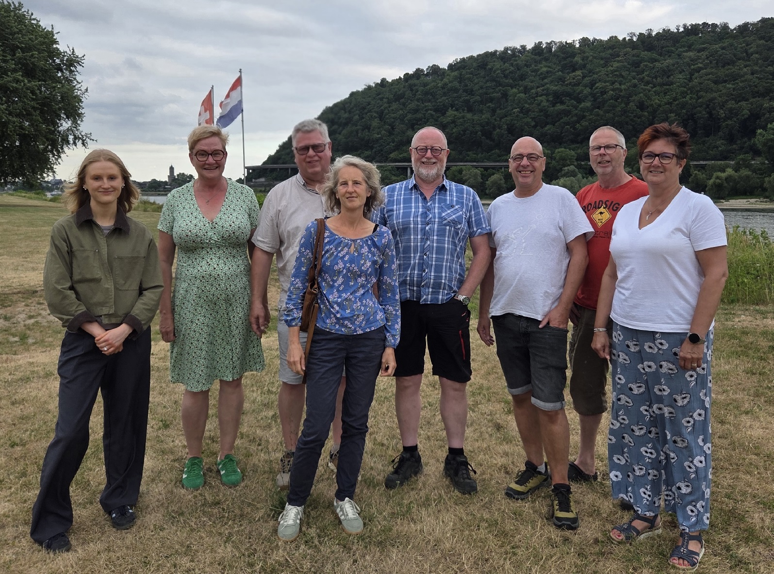 V.l.: Laura Mohr (Weingut 1640 Mohr), Simone Osteroth (1. Vors. VVV), Gotthard Emmerich (Weingut Emmerich), Katrin Sensenschmidt (Weingut Kay Thiel), Hans Mehren (Weingut Mehren), Uli Himmelbach (Weinstand Mohr), Peter Hohn (Weingut Hohn), Bettina Reisdorf (2. Vors. VVV). (Quelle: VVV Leutesdorf)