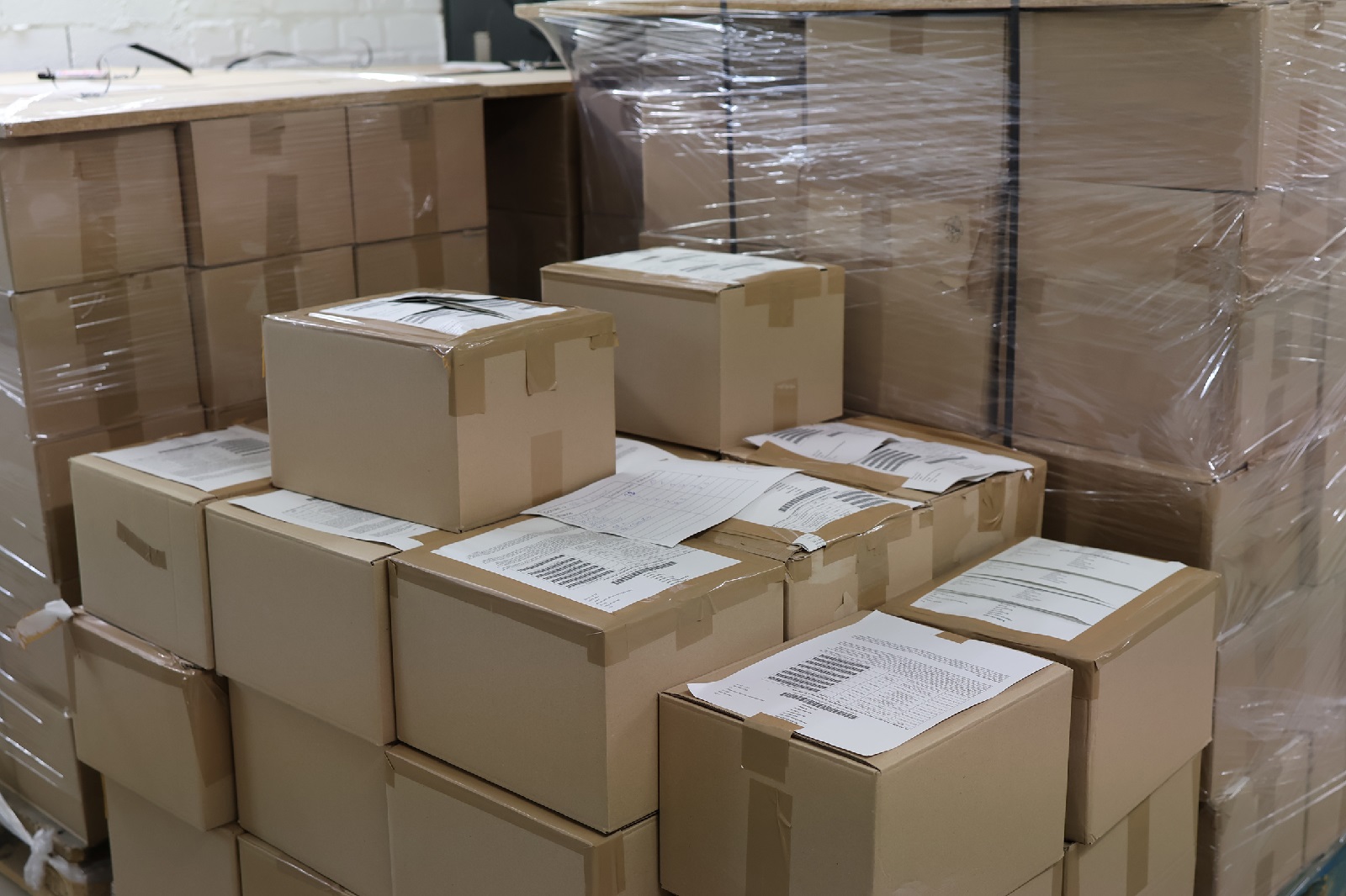 Die fertig gepackten Buchpakete werden nun an die Schulen geliefert. (Foto: Peter Mentenich)
