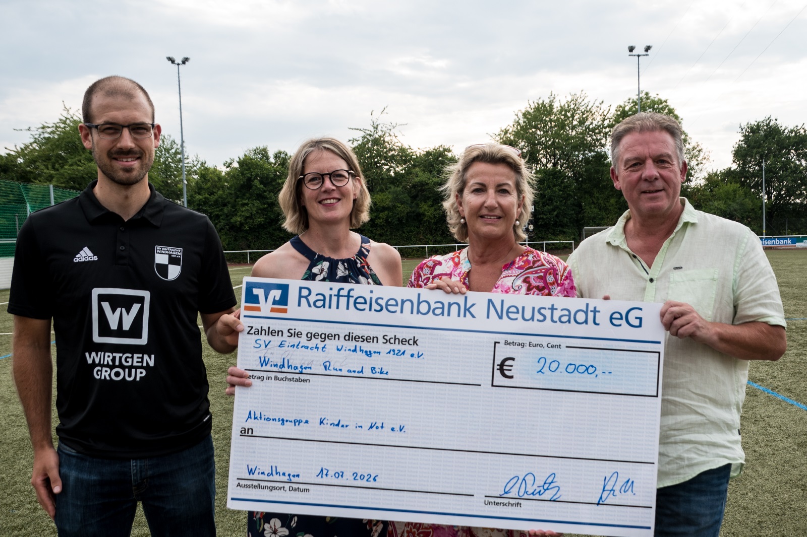 Die symbolische �bergabe. (Foto: Wolfgang Kage)