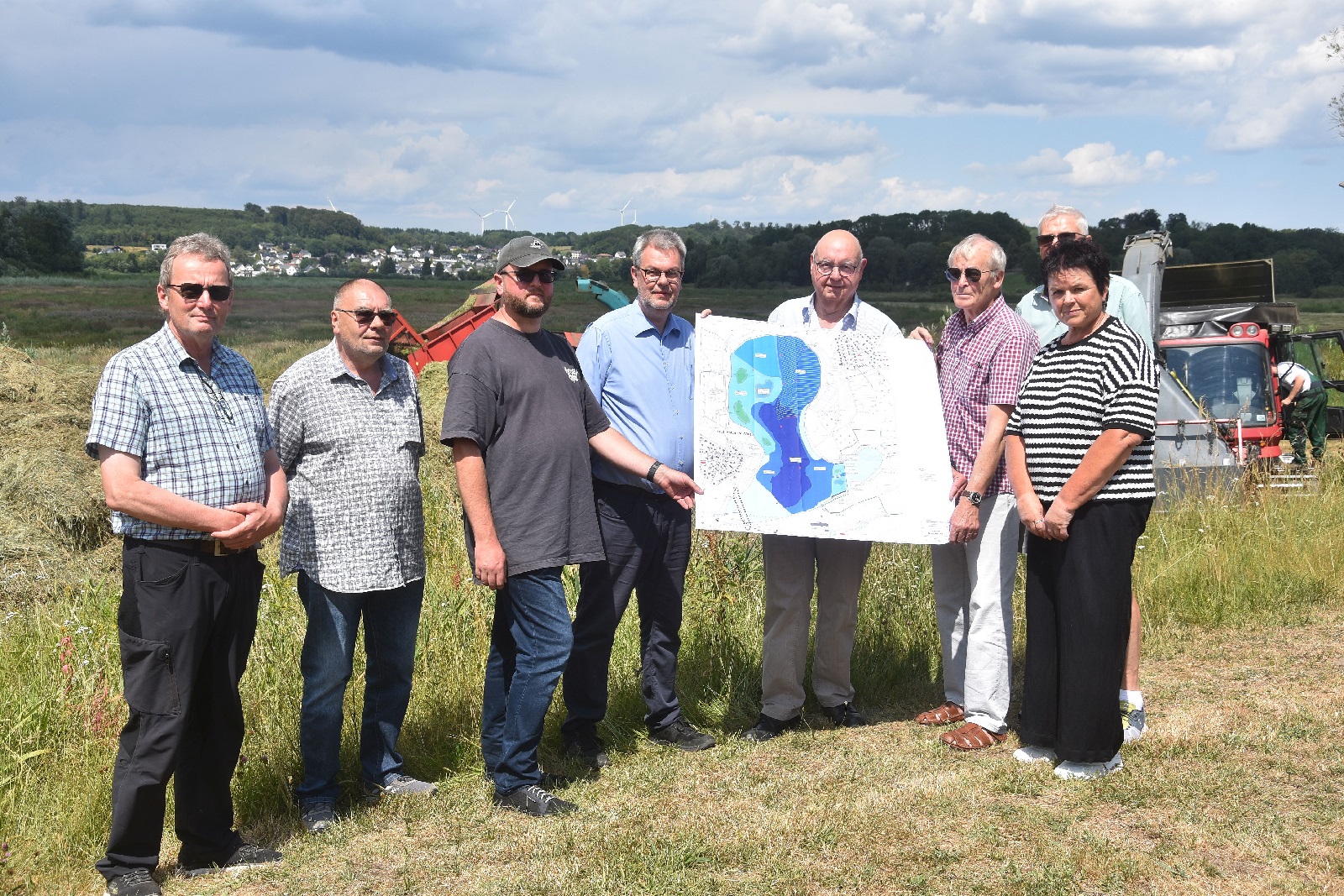 Am verlandeten Wiesensee (v.l.): Rolf-Peter Meyer, Martin Zimmermann (Erster Beigeordneter Pottum), Jan-Peter Thiele, VG-B�rgermeister Markus Hof, Zweiter Beigeordneter Harald Ulrich, Frank Weber (Ortsb�rgermeister Pottum), Ralf Wengenroth
(Ortsb�rgermeister Winnen) und Inge Ammelb�rger (Beigeordnete Winnen).  (Alle Fotos: Mariam Nasiripour)