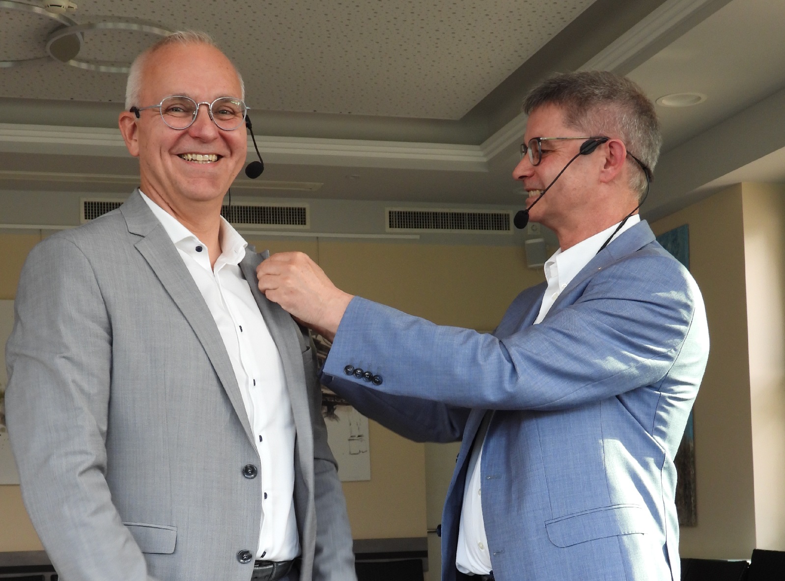 Frank Busch (links) erh�lt die Nadel vom scheidenden Pr�sident J�rgen Ullrich. (Foto: J�rgen Ulrich)
