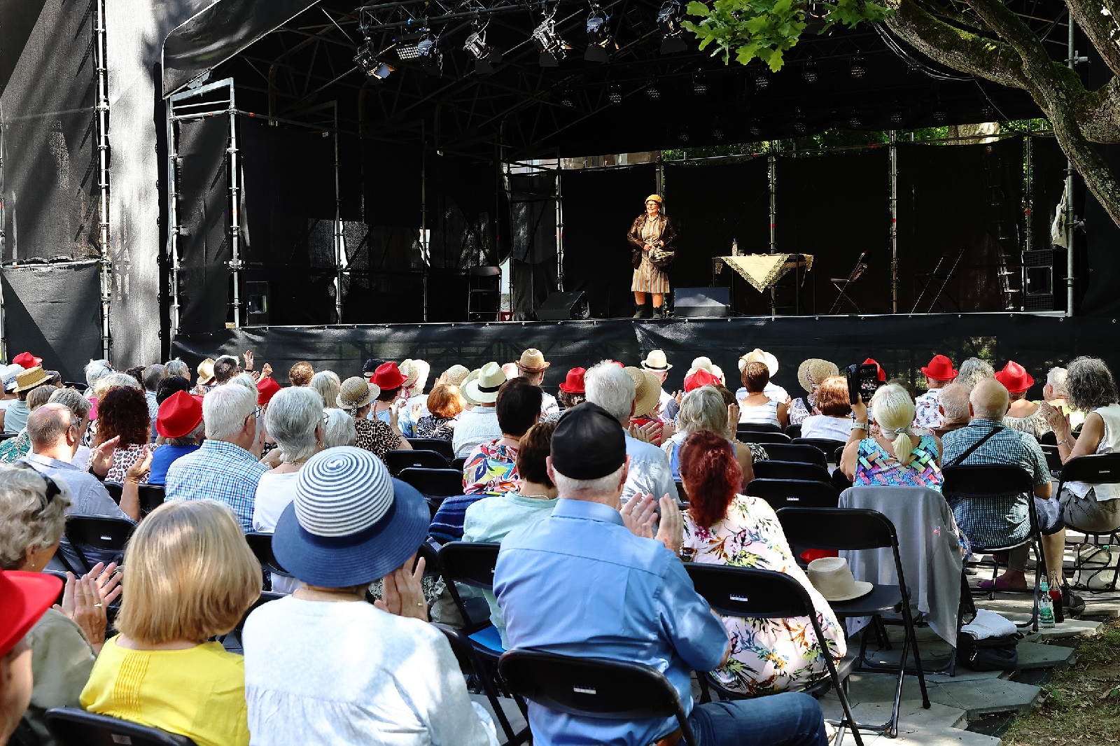 Der Englische Garten bot reichlich Schattenpl�tze. (Foto: Wolfgang Hartmann)