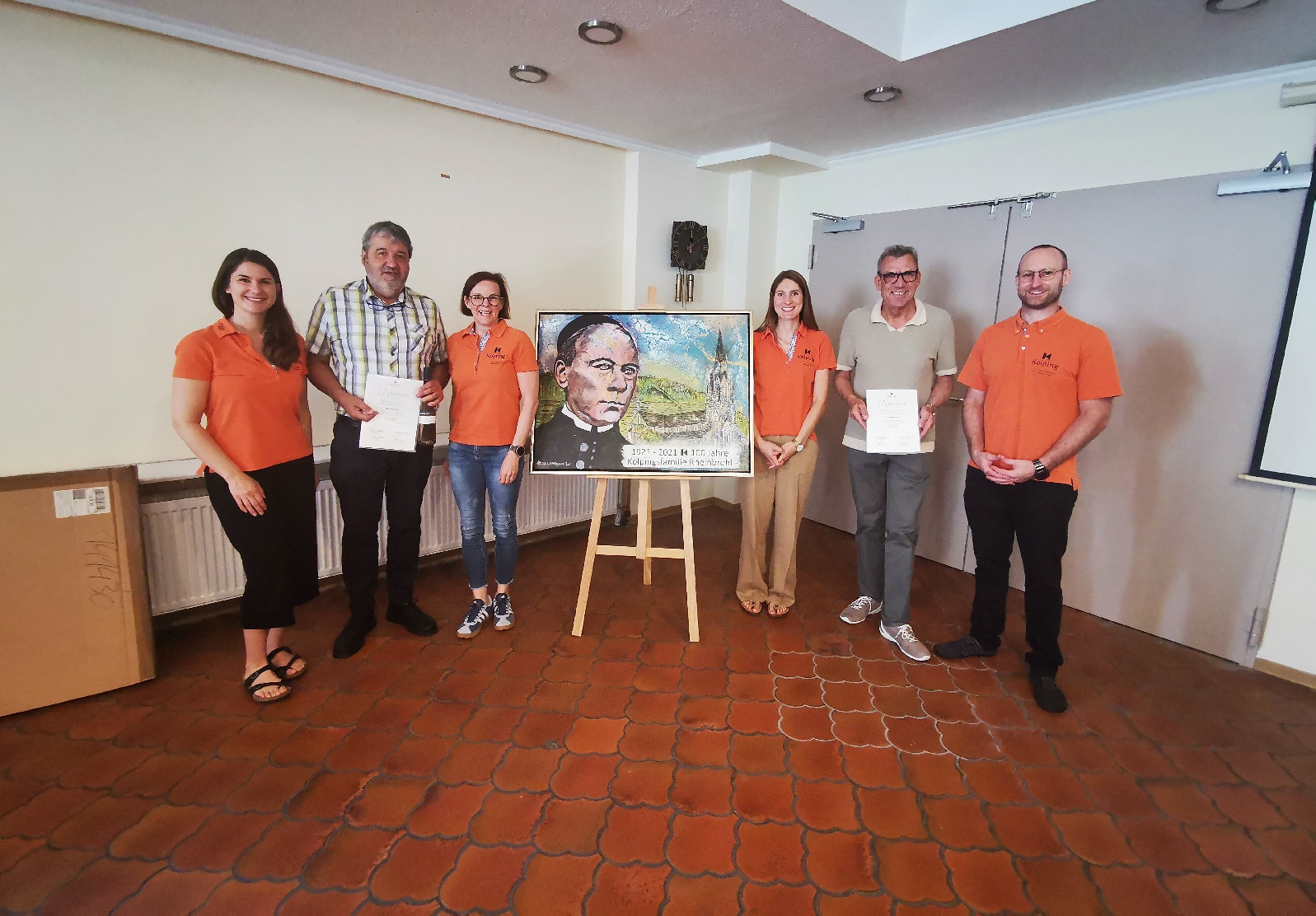 Michael Roos (li.) und Friedel R�rig (re.) wurden f�r jeweils 50 Jahre vom gesch�ftsf�hrenden Vorstand (v.l. Gianna Schriedels, Silke Sartor, Annika Ermtraud und Stefan Scharrenbach) geehrt. (Fotos: Kossmann)