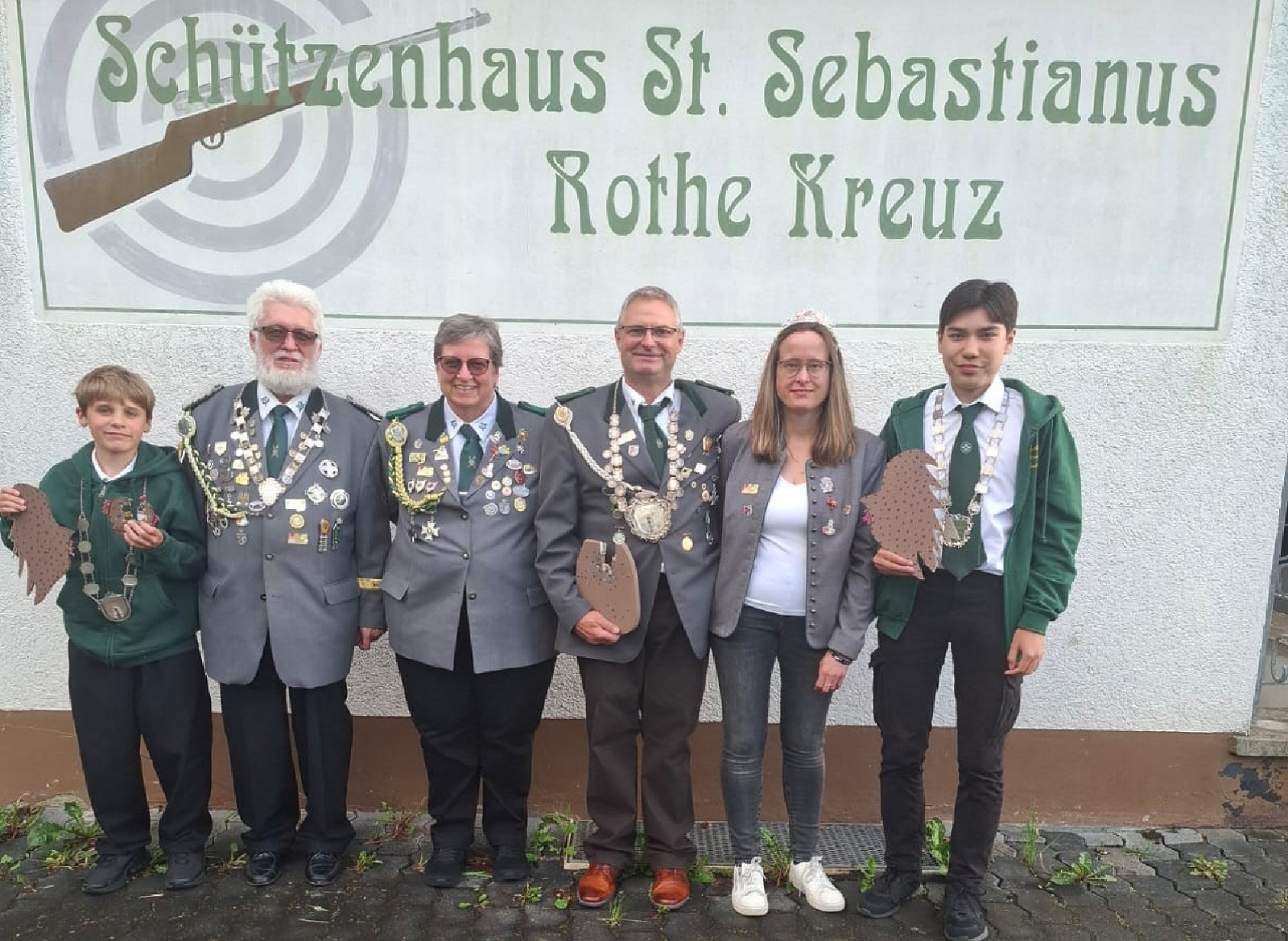 V.l.: Sch�lerprinz Jonas Habel, Scheibenk�nig Josef Over mit Jutta Over, Sch�tzenk�nig G�nter Becker mit Verona Becker, Jugendprinz Pascal Lange. (Foto: Annabelle Hoss)
